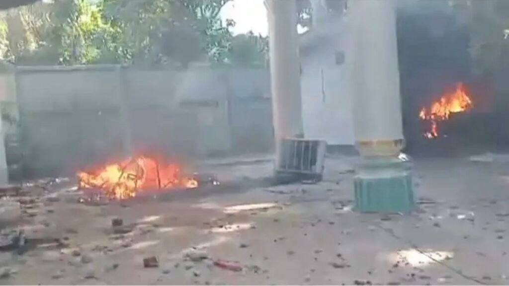 কবর থেকে লাশ তুলে পুড়িয়ে দিল উত্তেজিত জনতা